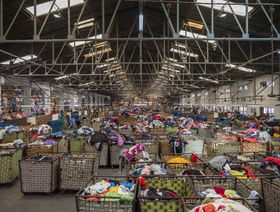 من داخل أحد مستودعات فرز الملابس في كانام - المصدر: بلومبرغ