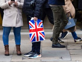 متسوق يحمل حقيبة عليها علم "الاتحاد البريطاني" في بيكاديللي في لندن، المملكة المتحدة - المصدر: بلومبرغ