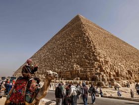 وزير السياحة المصري يتجاهل تداعيات الحرب بخطط بناء فنادق جديدة