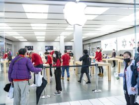 أشخاص في أحد متاجر آبل - المصدر: بلومبرغ