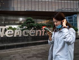 لافتة "تينسنت" بالمقر الرئيسي للشركة في شنزن، الصين - المصدر: بلومبرغ