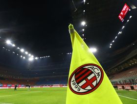 علم نادي إي سي ميلان على راية في زاوية ملعب سان سيرو - المصدر: بلومبرغ