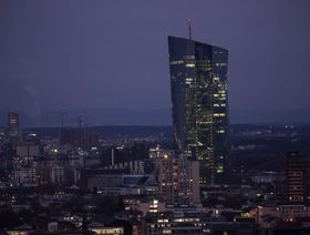 \"المركزي الأوروبي\" يهيئ البنوك لضربة في متطلبات رأس المال عبر اختبار مخاطر المناخ
