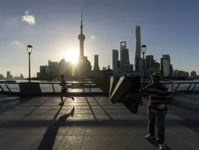 المشاة في منطقة بوند مقابل المباني التجارية بمنطقة لوجيازوي المالية، شنغهاي، الصين - المصدر: بلومبرغ