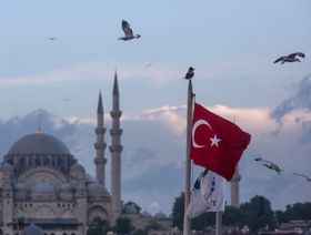 تركيا توافق التوقعات وتبقي الفائدة دون تغيير عند 45%