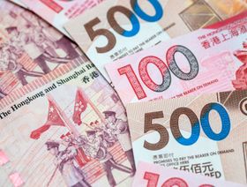 أوراق نقدية فئة 100 و500 دولار هونغ كونغ - المصدر: بلومبرغ