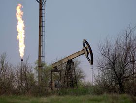 رافعة ضخ النفط، تعمل بجانب كومة لهب في حقل نفط بالقرب من سامارا، روسيا - المصدر: بلومبرغ