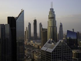 مبانٍ سكنية وتجارية تبدو في أفق دبي، الإمارات العربية المتحدة - المصدر: بلومبرغ