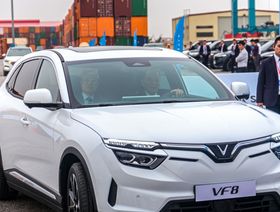 فام نهات فونغ رئيس " فينغروب" على اليمين، يختبر سيارة طراز " في إف 8" من إنتاج شركة " فين فاست" في ميناء في هايفونغ ، فيتنام - المصدر: بلومبرغ