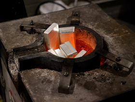 عملية انصهار سبائك الفضة  - المصدر: بلومبرغ