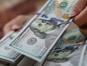 الدولار الأميركي يمحو أكثر من نصف مكاسب هذا العام