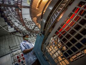 عامل يُشغِّل ماكينة حياكة دائرية في مصنع ملابس في غازيبور، بنغلاديش. - المصدر: بلومبرغ