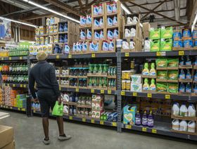 متسوق داخل محل بقالة في سان فرانسيسكو، كاليفورنيا، الولايات المتحدة، يوم الاثنين 2 مايو 2022. - المصدر: بلومبرغ