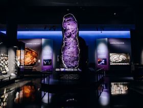 جولة في قاعة الأحجار الكريمة ضمن متحف التاريخ الطبيعي في نيويورك