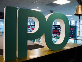 لافتة "طرح عام أولي" وجرس في شرفة أعلى غرفة تداول في بورصة "يورونكست"، باريس، فرنسا - المصدر: بلومبرغ