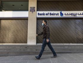 اللبنانيون اليائسون يقتحمون البنوك للحصول على مدخراتهم