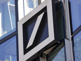 شعار مصرف "دويتشه بنك" على مقره الرئيسي في فرانكفورت، ألمانيا - المصدر: بلومبرغ