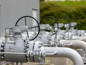 أنابيب غاز وصمامات في مرفق تخزين الغاز الطبيعي تابع لـ"يونيبر إس إي بيروانغ" في موولدورف، ألمانيا - المصدر: بلومبرغ