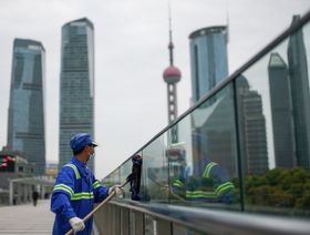 عامل ينظف واجهة مبنى في شنغهاي، الصين - 2024 Getty Images