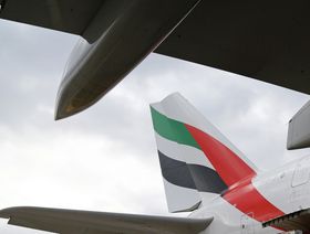طاقم "دناتا" للخدمات الأرضية يشرف على تفريغ الحاويات من فتحة الشحن الخلفية لطائرة إيرباص "A380-800"، تشغلها "طيران الإمارات"، على شاحنة DHL، بمطار هيثرو في لندن، المملكة المتحدة - المصدر: بلومبرغ