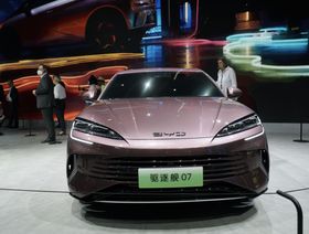 استولت "بي واي دي" مؤخراً على مكانة "فولكس واجن" لتصبح العلامة التجارية الأكثر مبيعاً للسيارات في الصين  - المصدر: بلومبرغ