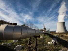 البخار يتصاعد من برج تبريد في محطة طاقة حرارية أرضية تديرها " إينيل غرين باور"، وهي وحدة تابعة لشركة " إينيل" في ساسو بيسانو ، إيطاليا ، يوم الخميس ، 29 نوفمبر ، 2018. - المصدر: بلومبرغ