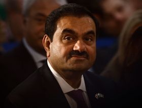 الملياردير أداني يعلق على أزمة شركته عقب إلغاء طرح الأسهم