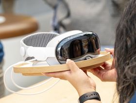 نظارة الواقع المعزز "أبل فيجن برو" تُباع في متجر الشركة في بالو ألتو، كاليفورنيا، الولايات المتحدة - المصدر: بلومبرغ