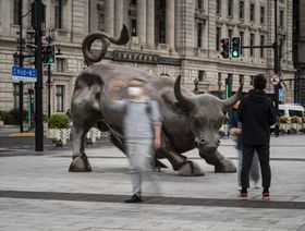 تمثال الثور في شنغهاي، الصين. - المصدر: بلومبرغ