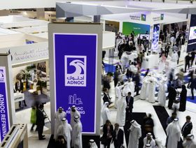 المندوبون يستعرضون عروض "أدنوك" وأرامكو" خلال معرض ومؤتمر أبوظبي الدولي للبترول "أديبك" في أبوظبي، الإمارات العربية المتحدة - المصدر: بلومبرغ