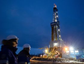 أضواء تنير منصة حفر في حقل تشاياندينسكوي للنفط والغاز والمكثفات والتابع لشركة "غازبروم" في منطقة لينسك بجمهورية ساخا، روسيا، يوم الأربعاء 13 أكتوبر 2021 - المصدر: بلومبرغ