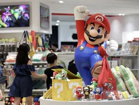 تمثال صغير لشخصية لعبة الفيديو سوبر ماريو من شركة نينتندو معروض داخل متجر نينتندو في طوكيو - المصدر: بلومبرغ