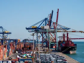 سفينة حاويات في ميناء فالنسيا بإسبانيا - بلومبرغ