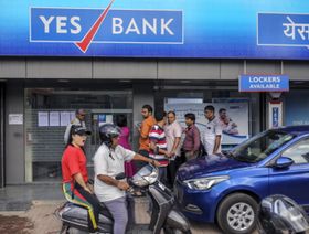 عملاء أمام فرع لبنك "يس" في مومباي، الهند - المصدر: بلومبرغ