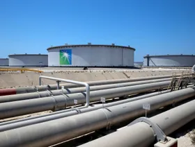 خزانات وأنابيب نفط في مصفاة نفط رأس تنورة ومحطة النفط التابعة لشركة أرامكو السعودية. رأس تنورة. المملكة العربية السعودية - المصدر: بلومبرغ