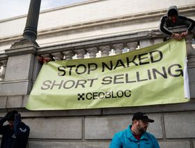 لافتة علقها المتظاهرون المتجمعين أمام لجنة الأوراق المالية والبورصات في واشنطن - المصدر: بلومبرغ