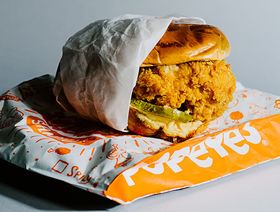 هل يمكن لشطيرة دجاج "بوبايز" أن تصبح عالمية؟  - المصدر: بلومبرغ