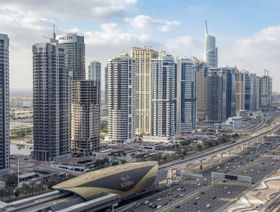 أبراج سكنية في منطقة أبراج بحيرات جميرا تطل على شارع الشيخ زايد في دبي، الإمارات العربية المتحدة - المصدر: بلومبرغ