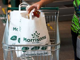 كيس من البقالة في سوبر ماركت "موريسونز". - المصدر: بلومبرغ