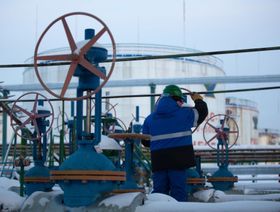 الاتحاد الأوروبي منقسم حول معاقبة النفط الروسي مع تنامي الدعوات لحظره