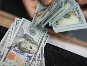 موظف يعد أوراق نقدية بالدولار الأميركي في مكتب صرف العملات في جاكرتا، إندونيسيا - المصدر: بلومبرغ