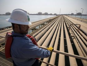موظف يراقب خطوط أنابيب نقل النفط على بحر العرب في مصفاة نفط رأس تنورة ومحطة النفط التابعة لشركة أرامكو السعودية. رأس تنورة، المملكة العربية السعودية - المصدر: بلومبرغ