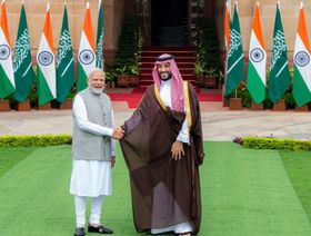 ولي العهد السعودي الأمير محمد بن سلمان يصافح رئيس الوزراء الهندي ناريندرا مودي خلال استقباله في نيودلهي، الهند في 11 سبتمبر 2023 - المصدر: واس