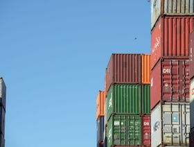 حاويات بضائع في أحد موانئ الشحن - المصدر: بلومبرغ