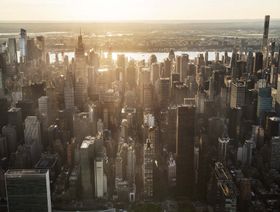 المباني الشاهقة بمنطقة مانهاتن في نيويورك في الولايات المتحدة  - المصدر: بلومبرغ
