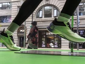 حذاء رياضي من إنتاج "أنتا سبورتس" على تمثال عرض أزياء في متجر في شنغهاي، الصين. - المصدر: بلومبرغ