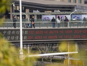 شريط إلكتروني يعرض بيانات الأسهم في منطقة لوجياتسوي المالية في بودونغ في شنغهاي، الصين، - المصدر: بلومبرغ