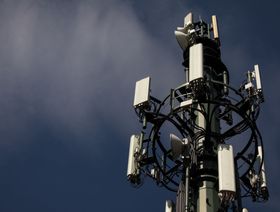 هوائيات مثبتة على سارية اتصالات للهاتف المحمول في ريدينغ ، المملكة المتحدة - المصور: جيسون ألدن / بلومبرغ