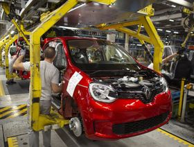 عمال يقومون بتركيب المقاعد الأمامية لسيارة "رينو" على خط الإنتاج في مصنع الشركة - المصدر: بلومبرغ