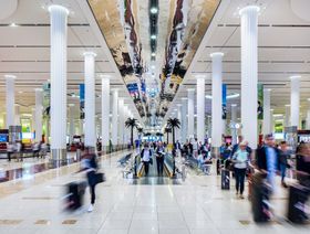 مسافرون في الصالة الرئيسية بمطار دبي الدولي - المصدر: مطارات دبي